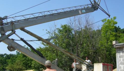 Монтаж крана перед началом сборки дома